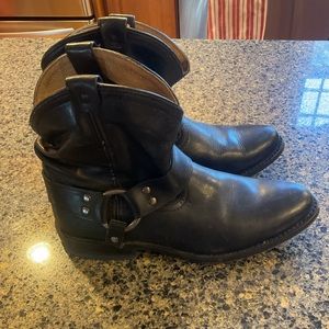 Black Frye harness boots.  Women’s size 6. Very good condition.